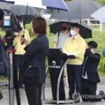 지금이 조선시대, ‘무릎꿇고 우산받쳐’ 강성국 법무차관 논란
